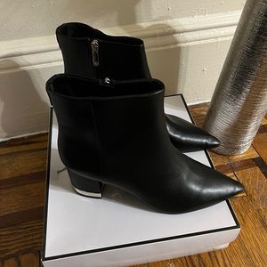 Botines negro size 10 , solo lo eh usado una sola vez , son super cómodo